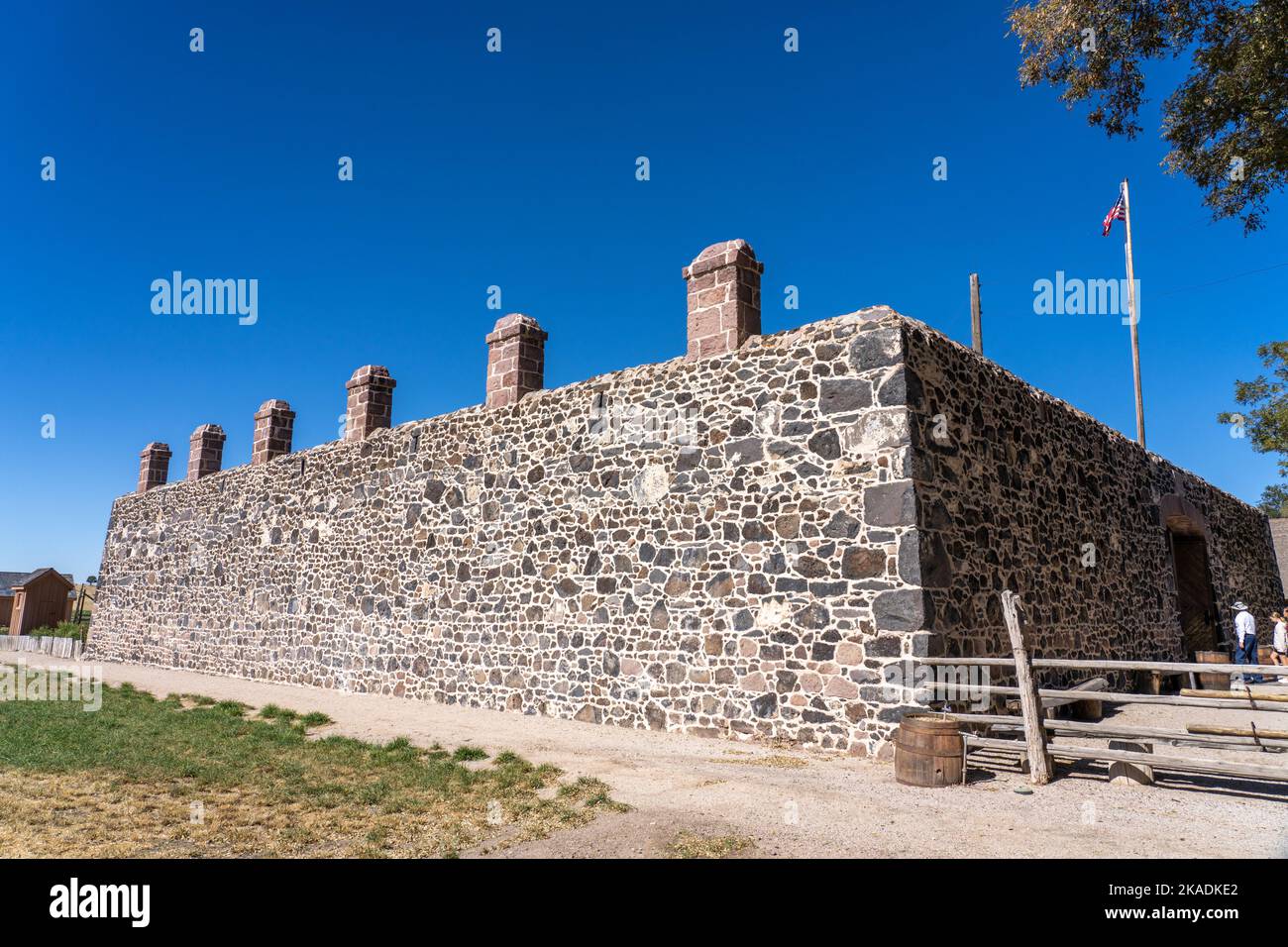 I turisti che entrano nel Cove Creek Ranch Fort, costruito nel 1867, Cove Fort, Utah. Foto Stock