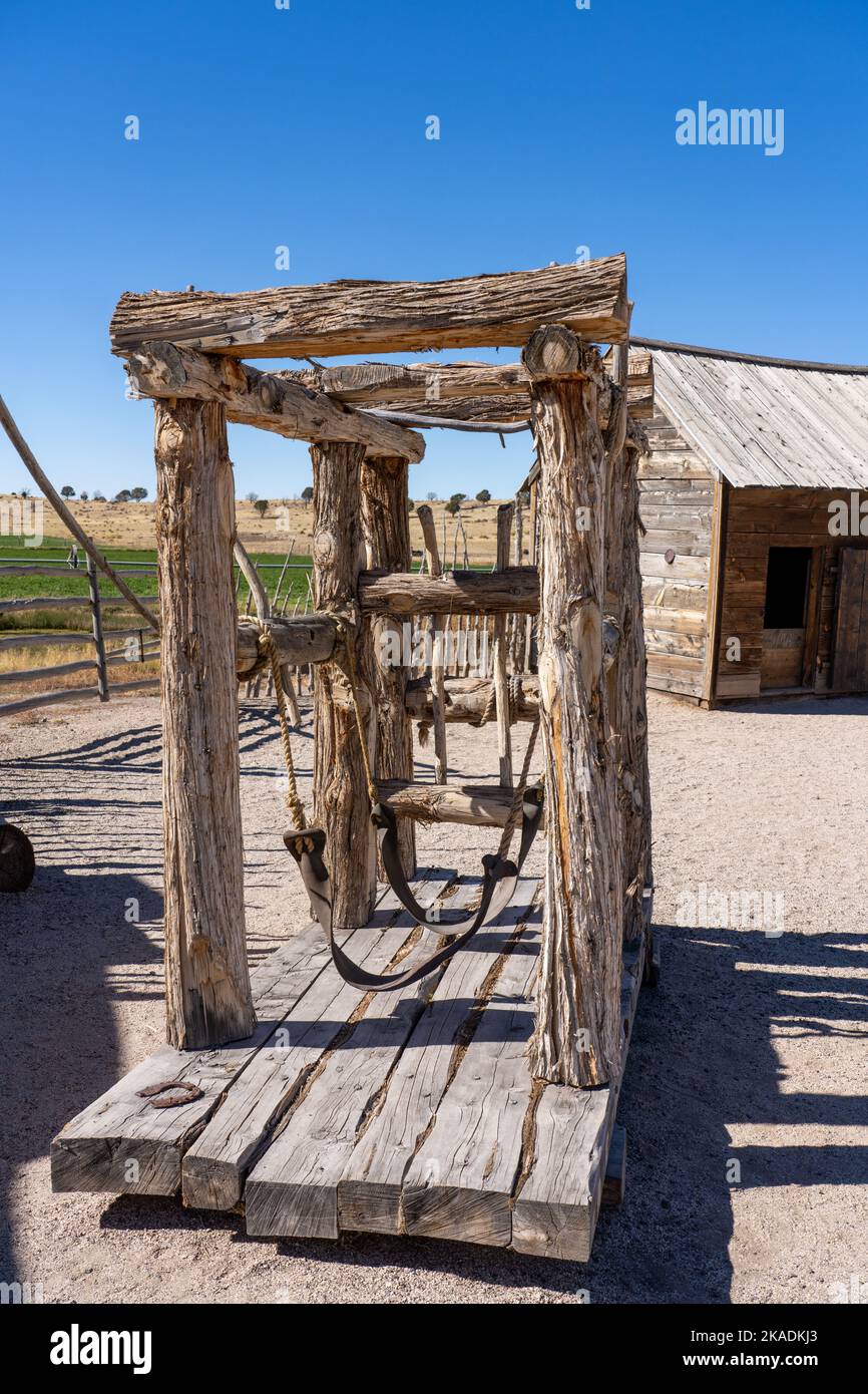 Un telaio per imbracatura o un materiale per le scarpe da bue utilizzato per sostenere un bue per le scarpe da calcio nella mostra all'aperto del museo dei pionieri a Cove Fort, Utah. A differenza dei cavalli, buoi possono Foto Stock