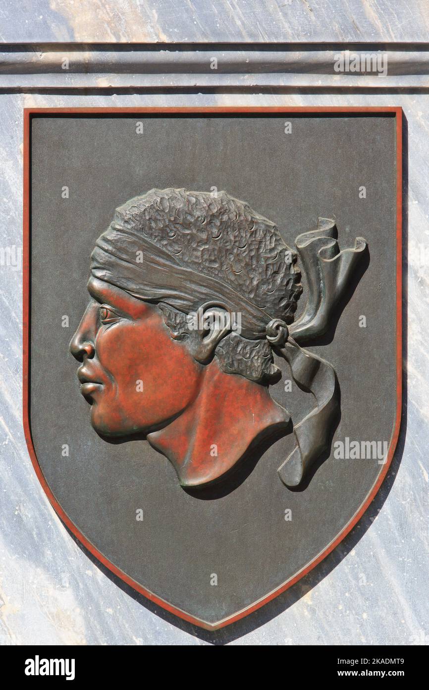 Un bassorilievo dello stemma della Corsica (testa di un moro con bandana sopra gli occhi) a Corte (Haute-Corse) sull'isola di Corsica, Francia Foto Stock