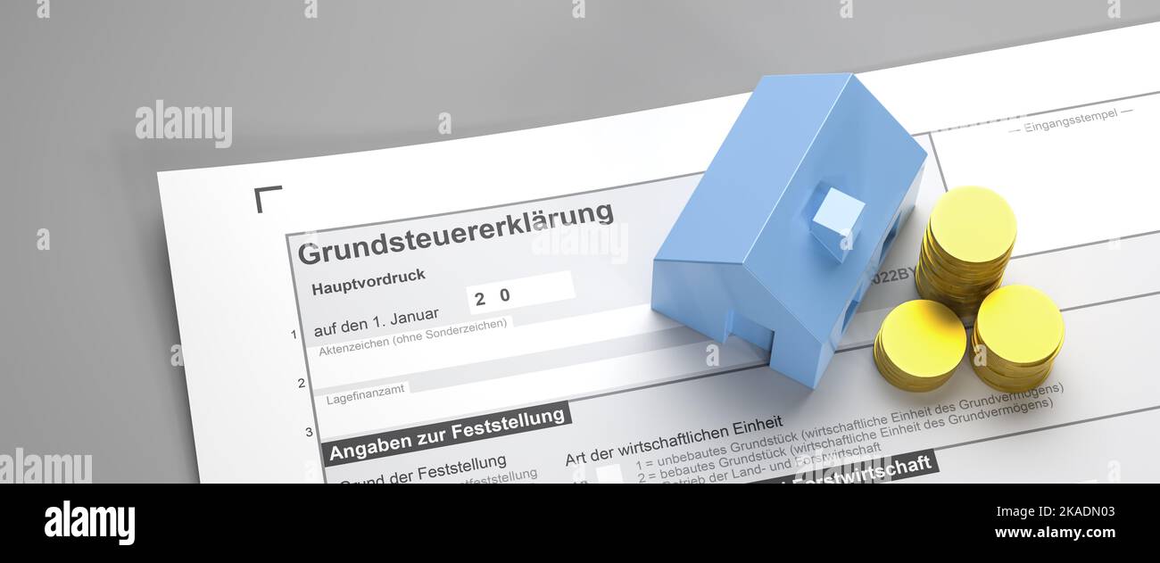 Concetto tedesco di imposta sulla proprietà ('Grundsteuer'). Una casa e una pila di monete sul formulario per la dichiarazione della tassa. Formato banner Web Foto Stock