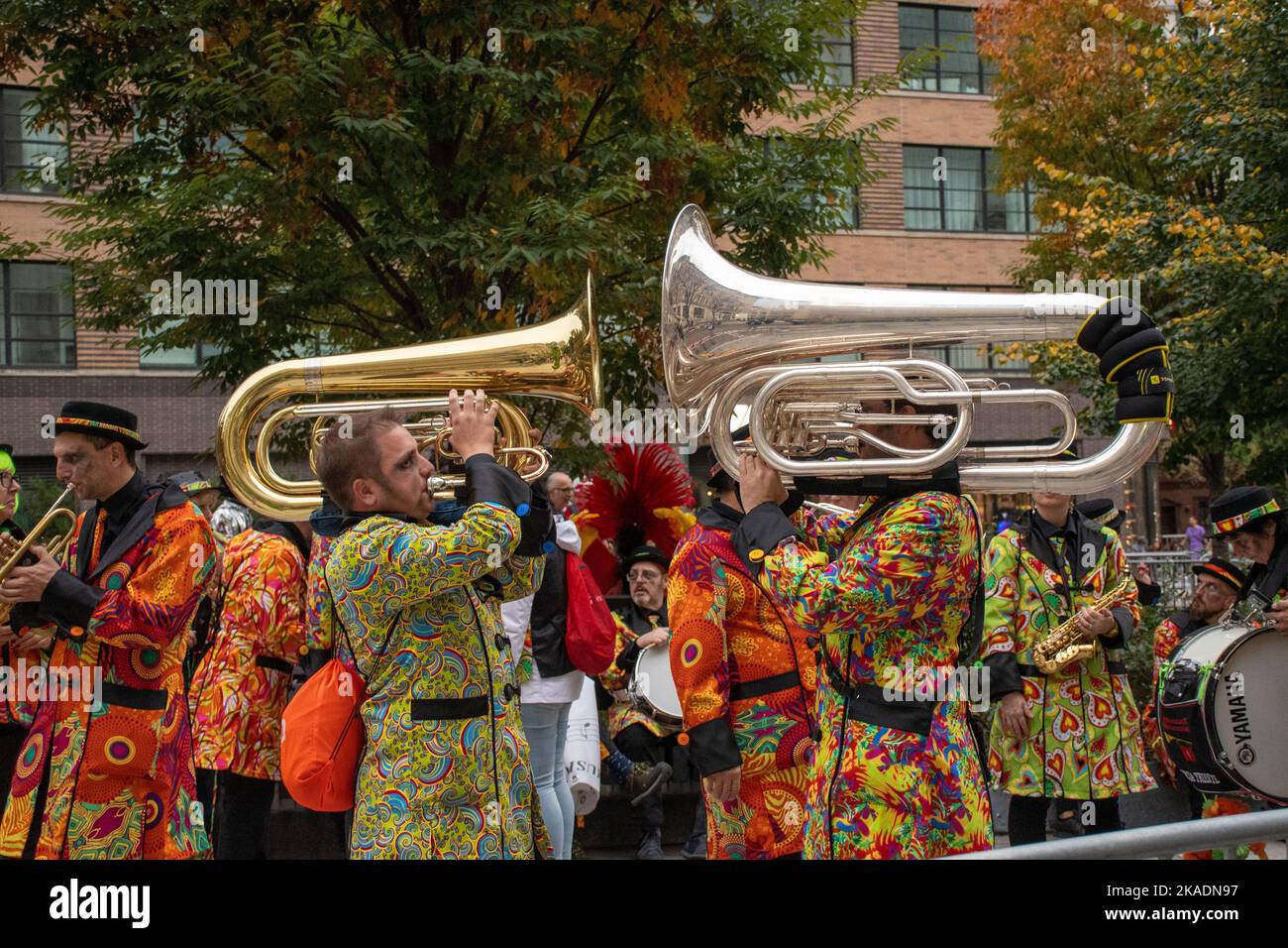 New York City, NY, 31st ottobre 2022. Una banda pratica. I festeggiatori celebrano la 49th° Parata annuale di Halloween del Villaggio di New York a Greenwich Village. Foto Stock