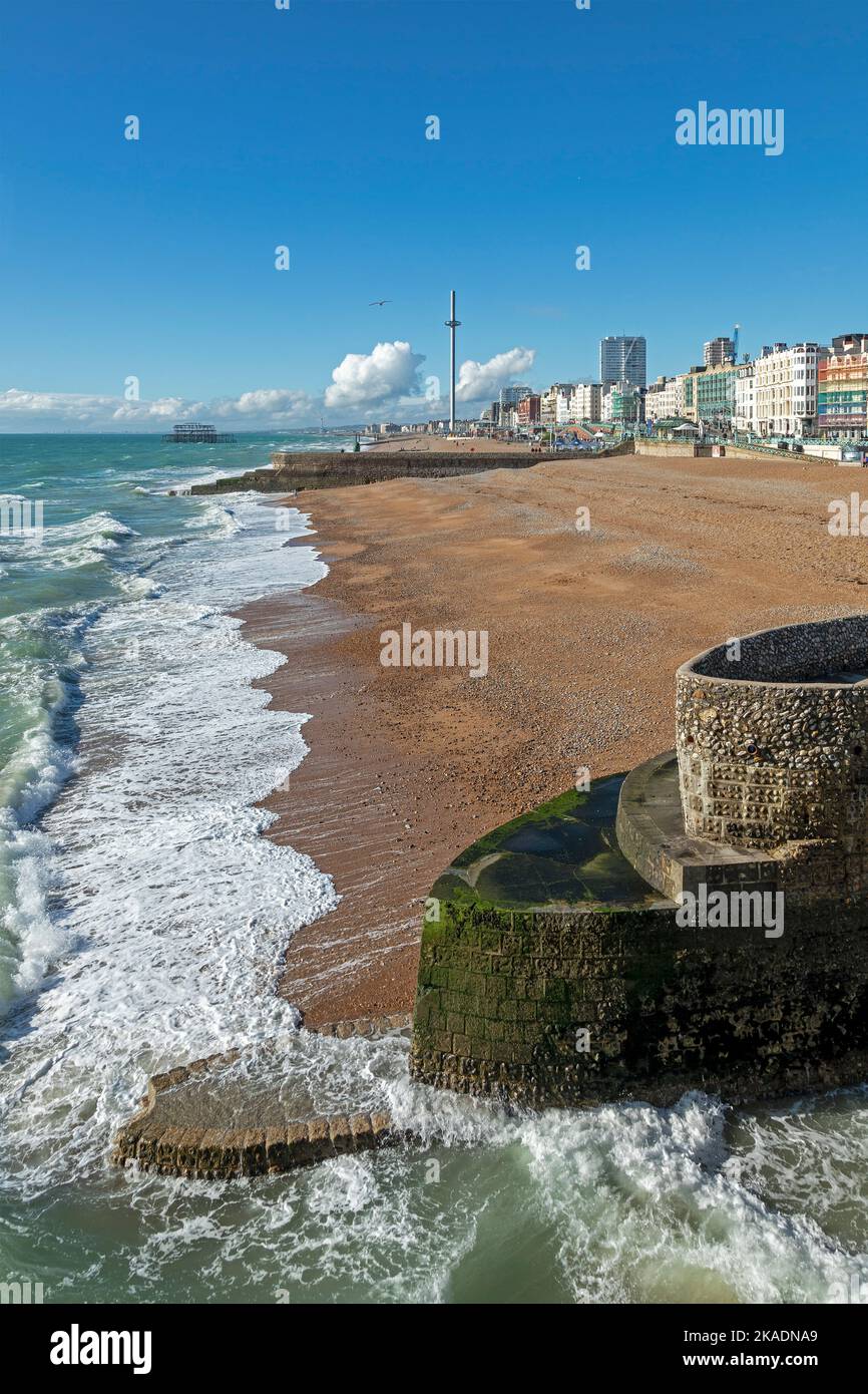 Lungomare, spiaggia, groyne, Brighton, East Sussex, Inghilterra, Gran Bretagna Foto Stock