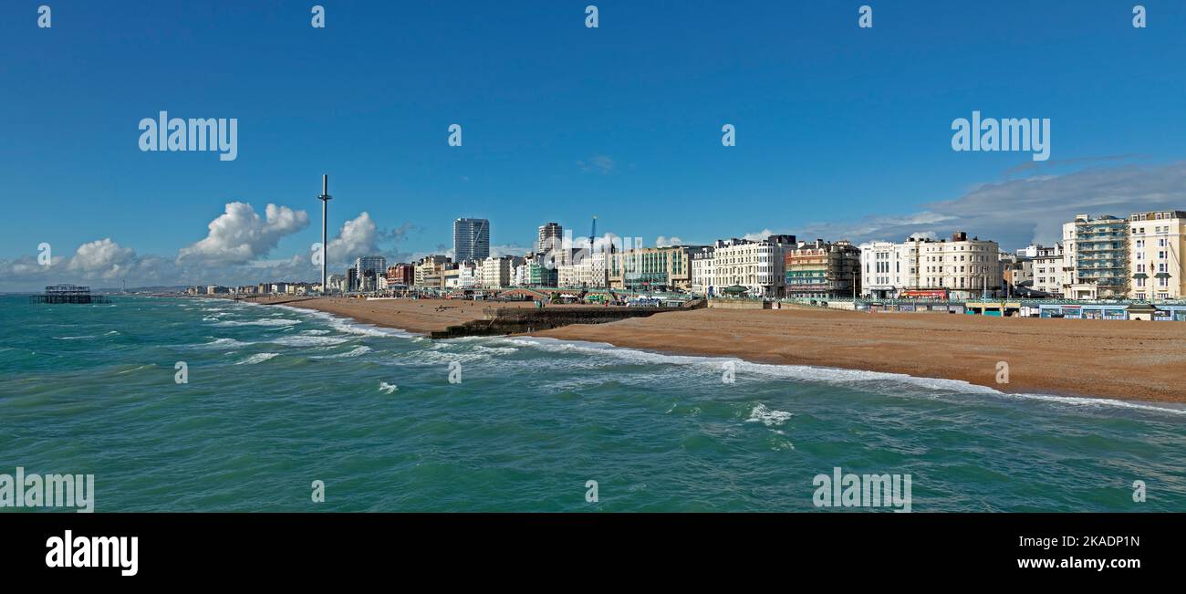 Lungomare, mare, spiaggia, British Airways i360 torre panoramica e pod, Brighton, East Sussex, Inghilterra, Gran Bretagna Foto Stock