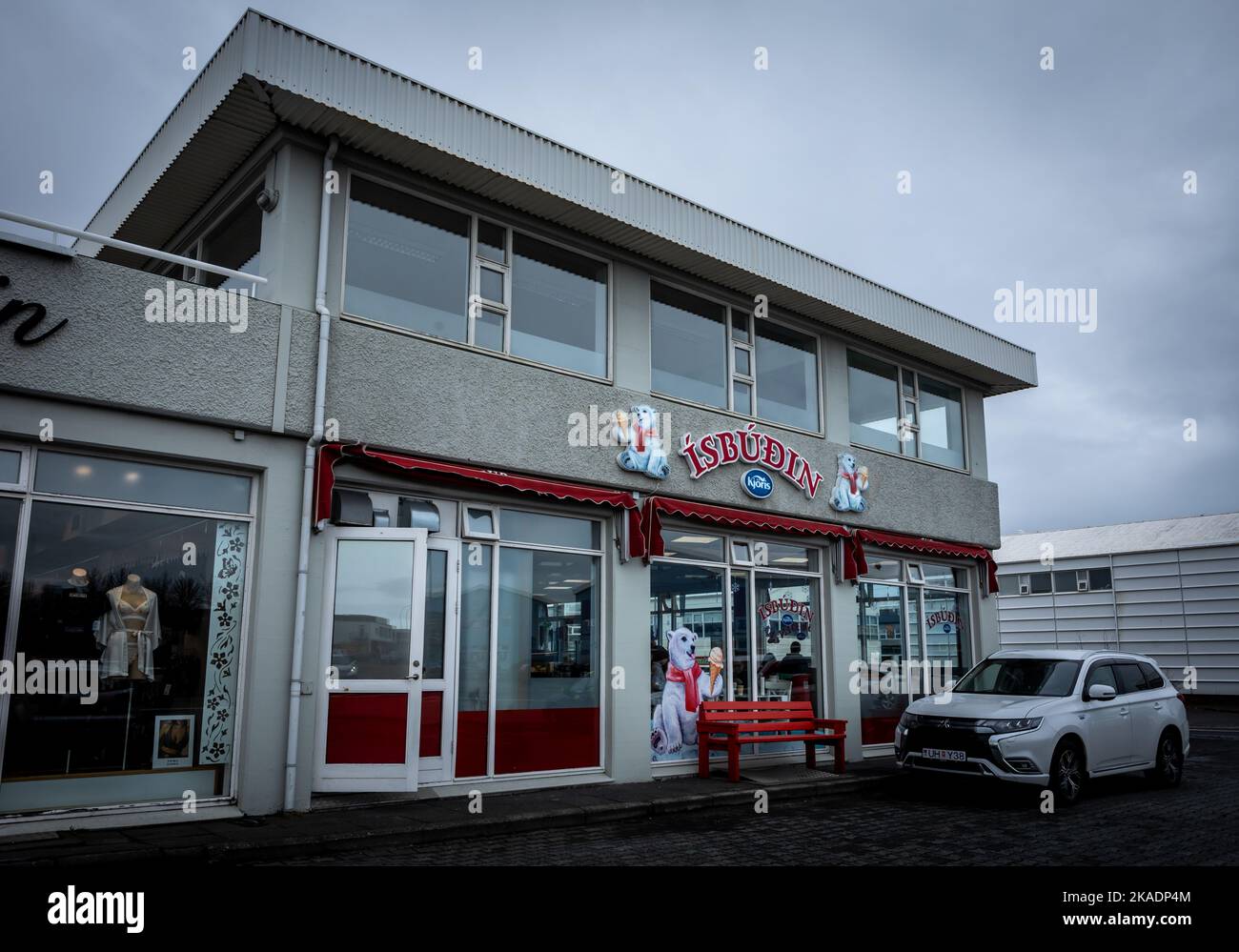 Reykjavik, Islanda - 31 marzo 2022: Davanti alla gelateria Isbudin presso il centro commerciale Skeifan. Cielo grigio, tempestoso. Foto Stock