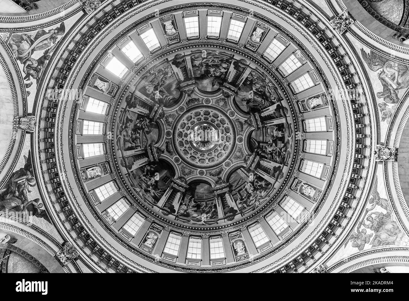 LONDRA - 16 APRILE 2022: Vista interna con il soffitto del Duomo all'interno della Cattedrale di St Paul a Londra, Inghilterra, Regno Unito Foto Stock