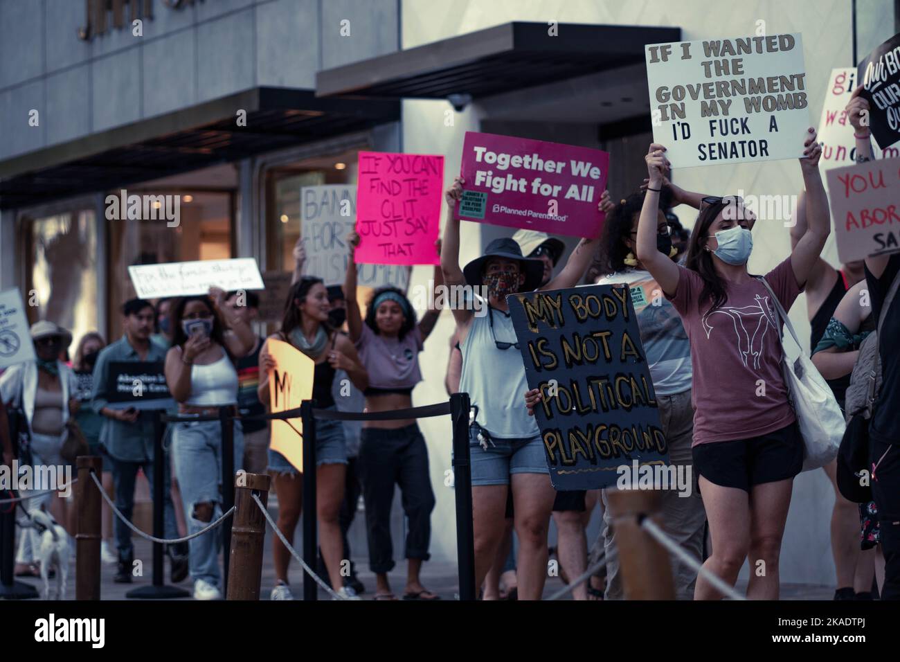 Una gente che tiene i manifesti di 'Difendi i fornitori di aborto' - Rally dei diritti umani a Waikiki Foto Stock