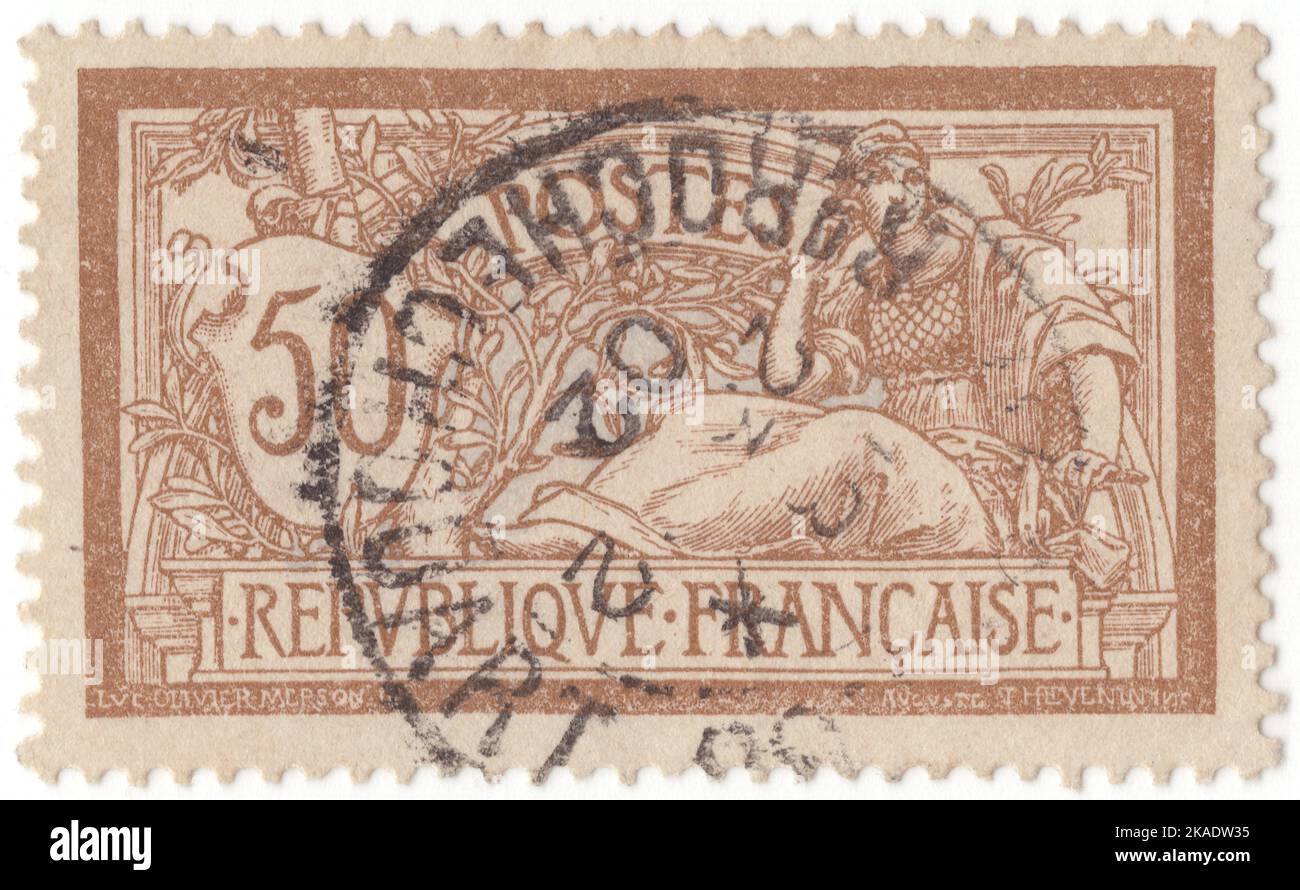 FRANCIA - 1900: Un francobollo marrone e grigio da 50 centesimi raffigurante l'allegoria libertà e pace. Edizione standard 'Merson', progettata da Nicolas Luc-Olivier Merson Foto Stock