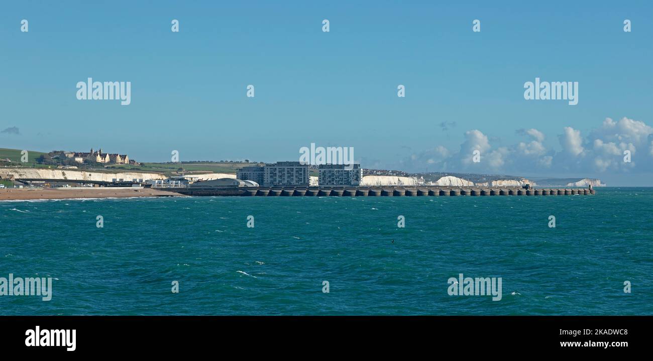Roedean School e scogliere bianche da Palace Pier, Brighton, East Sussex, Inghilterra, Gran Bretagna Foto Stock
