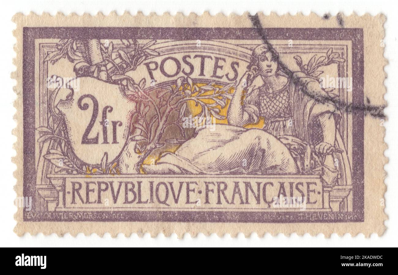 FRANCIA - 1900: Un francobollo grigio-violetto e giallo da 2 franchi raffigurante l'allegoria libertà e pace. Edizione standard 'Merson', progettata da Nicolas Luc-Olivier Merson Foto Stock