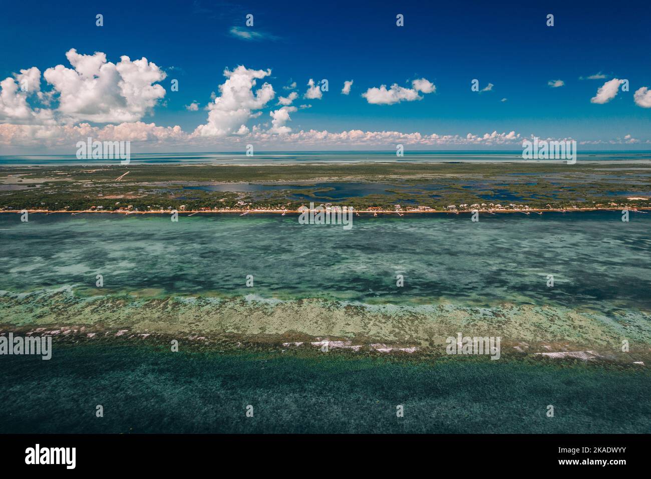Foto aerea della barriera Corallina del Belize e della Caye settentrionale di Ambergris in Belize. Foto Stock