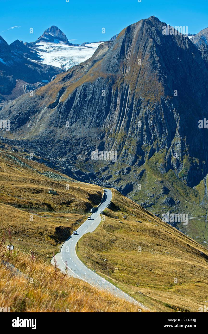 Strada di montagna per Nufenenpass, Ulrichen, Goms, Vallese, Svizzera Foto Stock