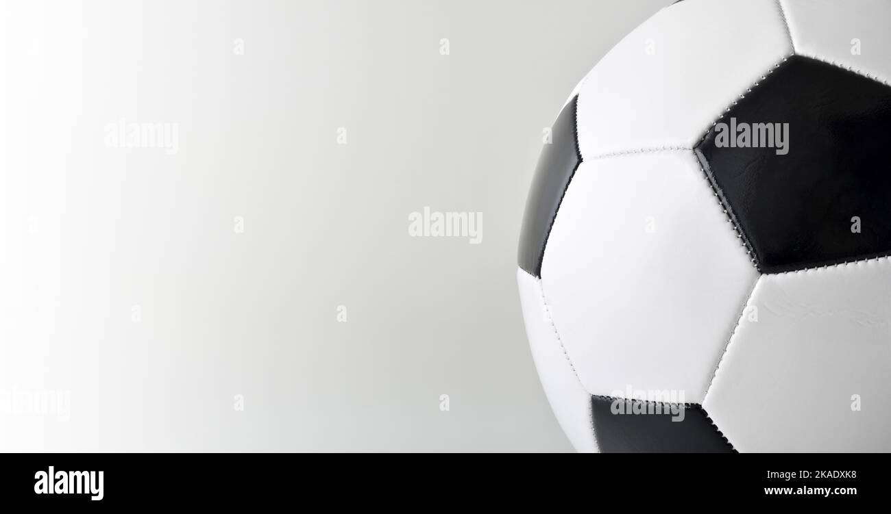 Macro dettaglio della classica palla da calcio cucita in pelle con sfondo isolato grigio Foto Stock
