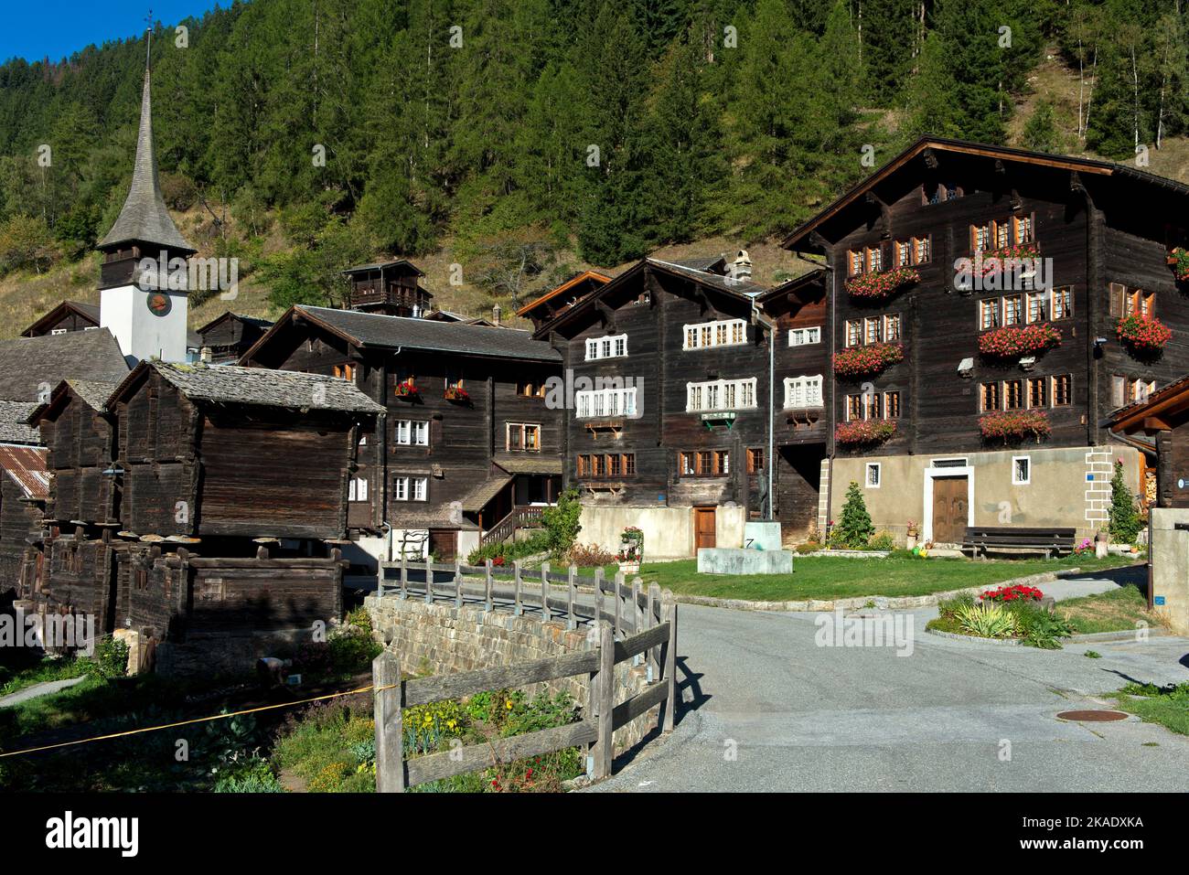 Piazza del paese del comune di Vallese Niederwald, luogo di nascita di Caesar Ritz, pioniere dell'industria alberghiera di lusso, Niederwald, Vallese, Svizzera Foto Stock