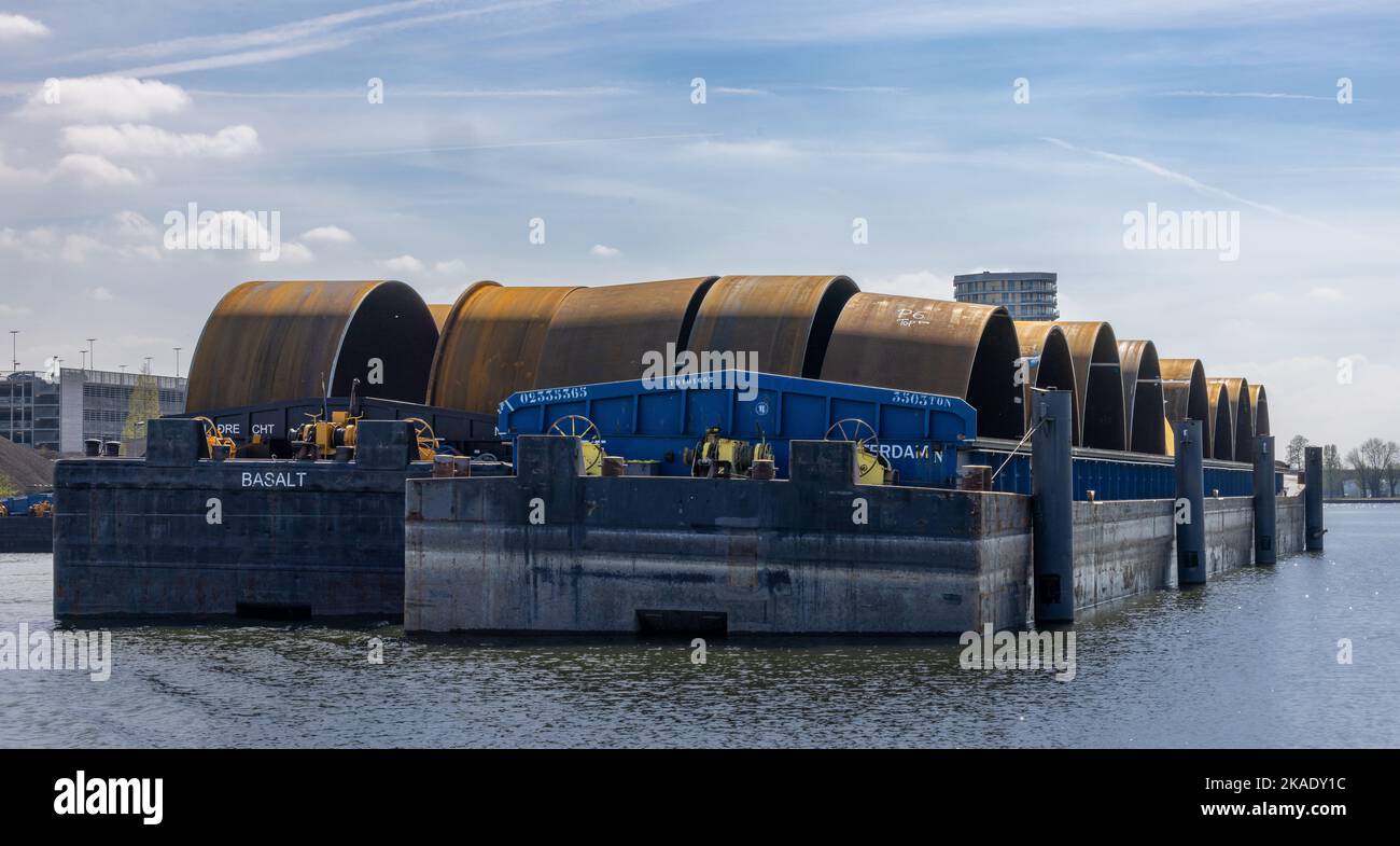 Un primo piano di chiatte con monili in un porto industriale a Roermond Foto Stock