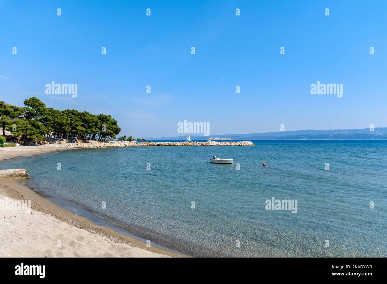 Una bella vista di una spiaggia di sabbia vuota sulla costa del mare Adriatico a Duce, Croazia Foto Stock