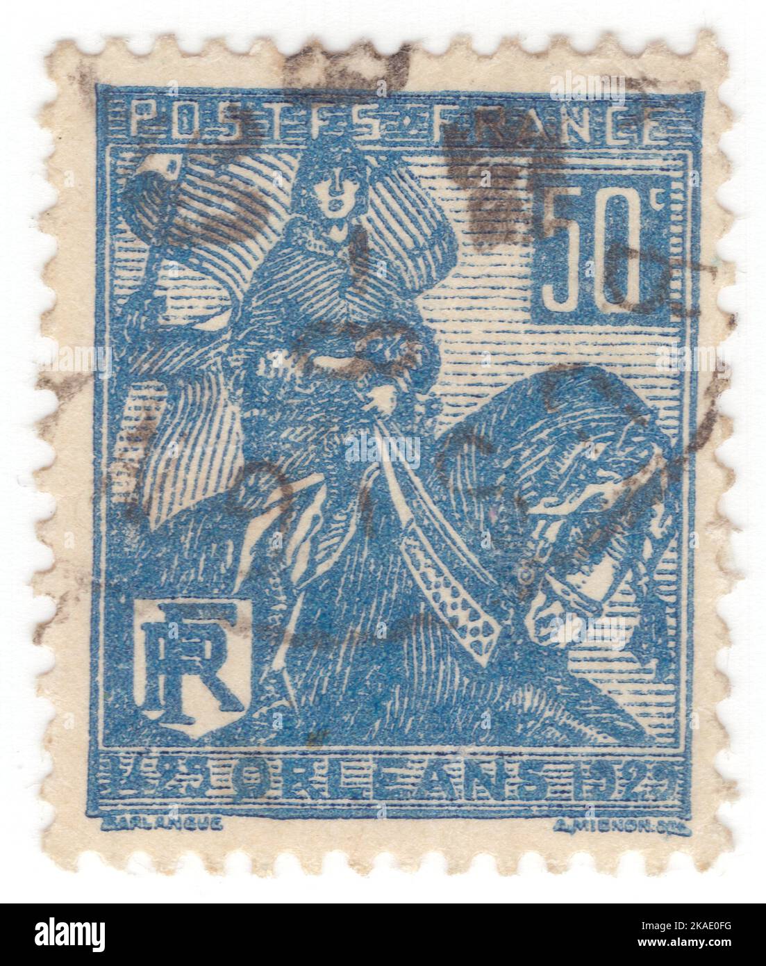 FRANCIA - 1929 marzo: Un francobollo blu opaco da 50 centesimi raffigurante il ritratto di Giovanna d'Arco a cavallo. 500th° anniversario del sollievo di Orleans da parte delle forze francesi guidate da Giovanna d'Arco. Fu patrona di Francia, onorata come difensore della nazione francese per il suo ruolo nell'assedio di Orléans e per la sua insistenza sull'incoronazione di Carlo VII di Francia durante la guerra dei cent'anni. Dichiarando di agire sotto la guida divina, divenne una leader militare che trascese i ruoli di genere e ottenne il riconoscimento come salvatore della Francia Foto Stock