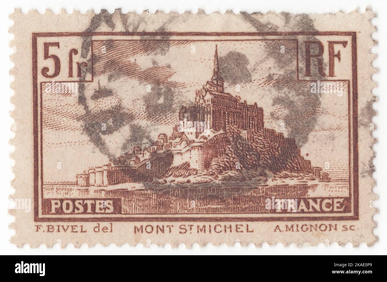 FRANCIA - 1931: Un francobollo marrone di 5 franchi che raffigura Mont-Saint-Michel, è un'isola di marea e comune continentale in Normandia, Francia. La posizione del comune, su un'isola a poche centinaia di metri dalla terra, lo reniva accessibile con la bassa marea ai numerosi pellegrini della sua abbazia, ma difendibile come una marea entrante bloccata, scacciata o assalita. L'isola rimase inconquistata durante la guerra dei cent'anni; una piccola guarnigione riuscì a sferrare un attacco completo da parte degli inglesi nel 1433. Luigi XI riconobbe i benefici inversi della sua difesa naturale e la trasformò in una prigione Foto Stock FRANCIA - 1931: Un francobollo marrone di 5 franchi che raffigura Mont-Saint-Michel, è un'isola di marea e comune continentale in Normandia, Francia. La posizione del comune, su un'isola a poche centinaia di metri dalla terra, lo reniva accessibile con la bassa marea ai numerosi pellegrini della sua abbazia, ma difendibile come una marea entrante bloccata, scacciata o assalita. L'isola rimase inconquistata durante la guerra dei cent'anni; una piccola guarnigione riuscì a sferrare un attacco completo da parte degli inglesi nel 1433. Luigi XI riconobbe i benefici inversi della sua difesa naturale e la trasformò in una prigione Foto Stock