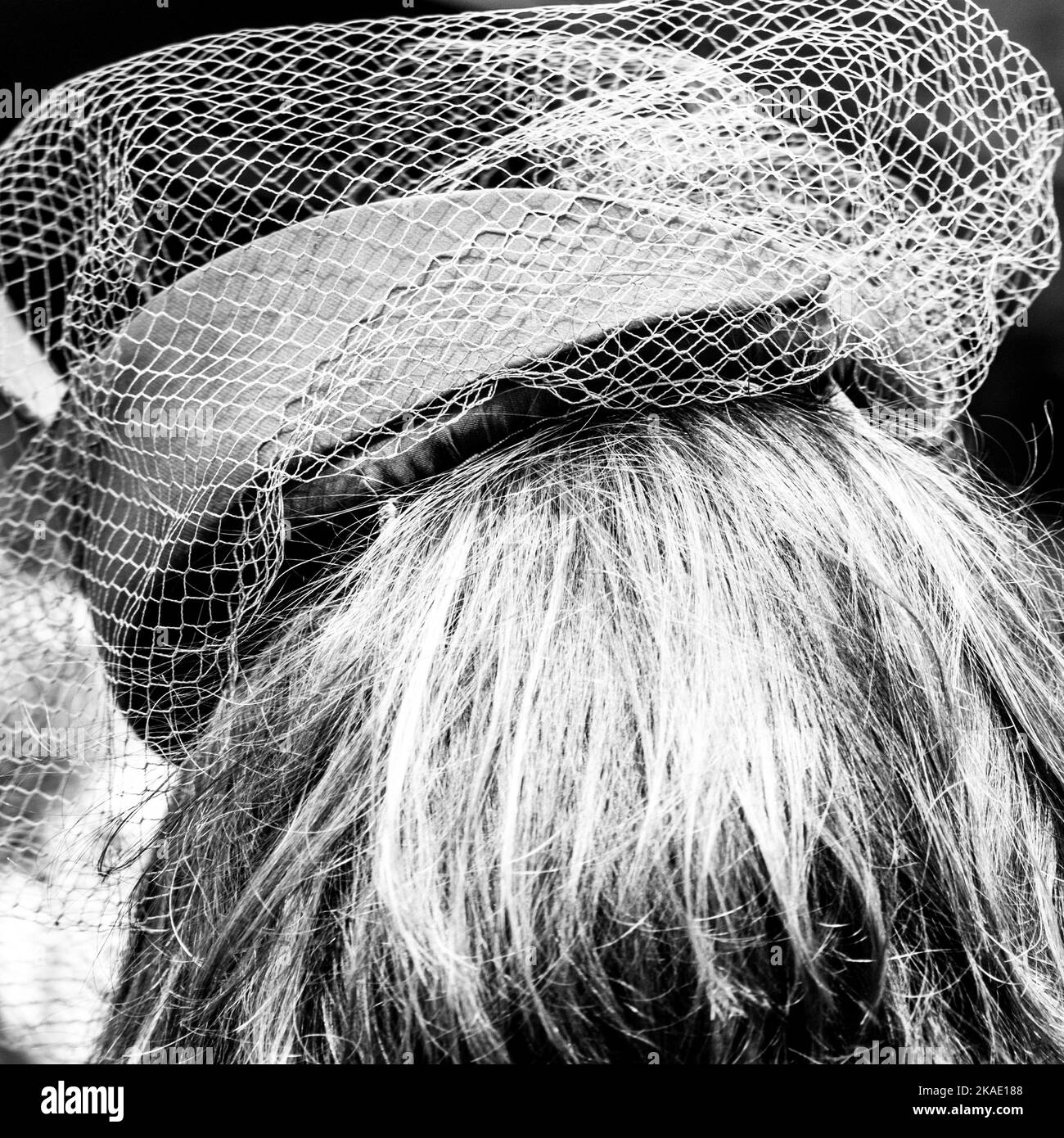 Epsom Surrey, Londra UK, giugno 04 2022, primo piano di una donna che indossa un cappello alla moda o un fascinatore Epsom Derby Foto Stock