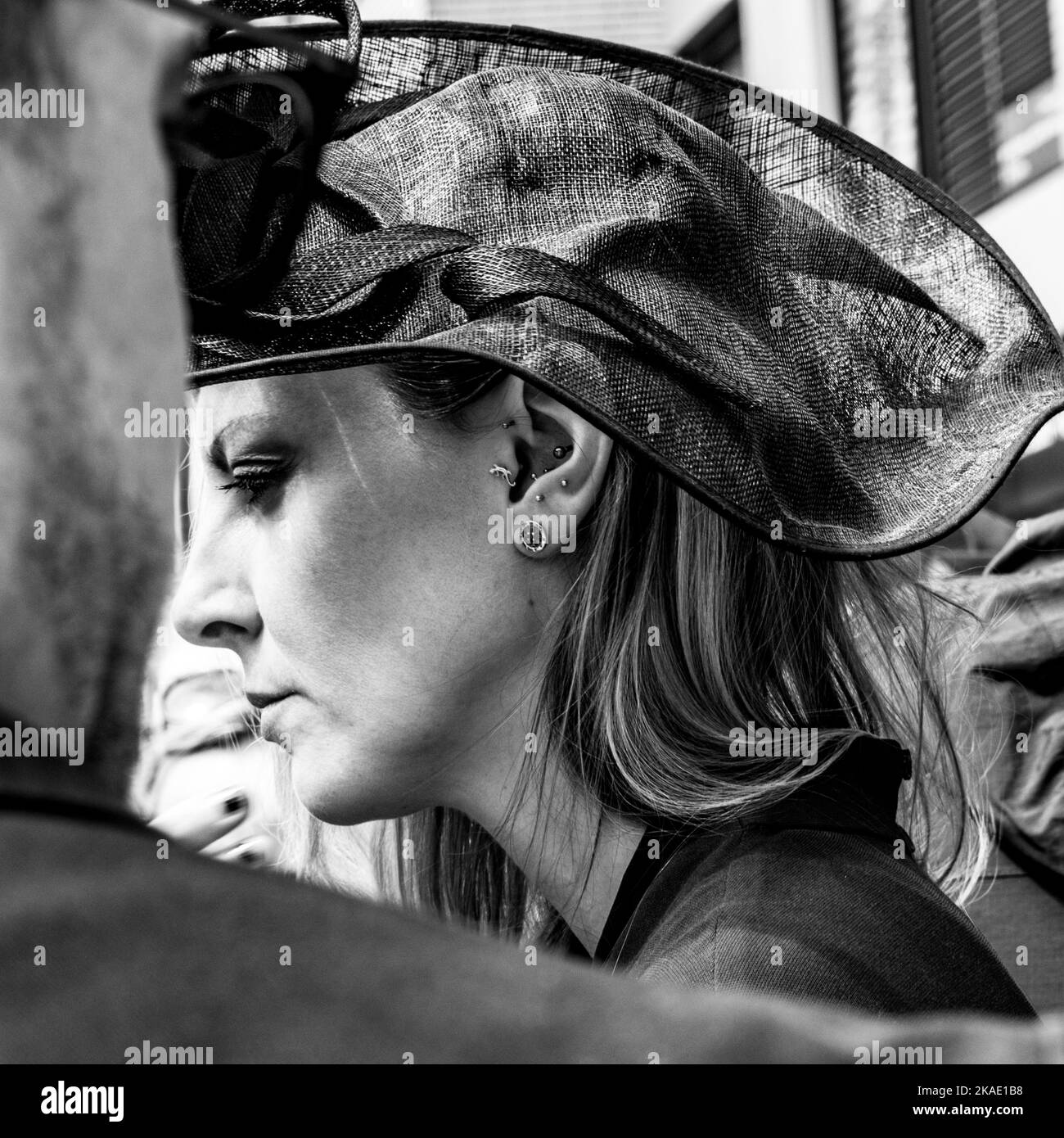 Epsom Surrey, Londra UK, giugno 04 2022, primo piano di una donna che indossa un cappello alla moda o un fascinatore Epsom Derby Foto Stock