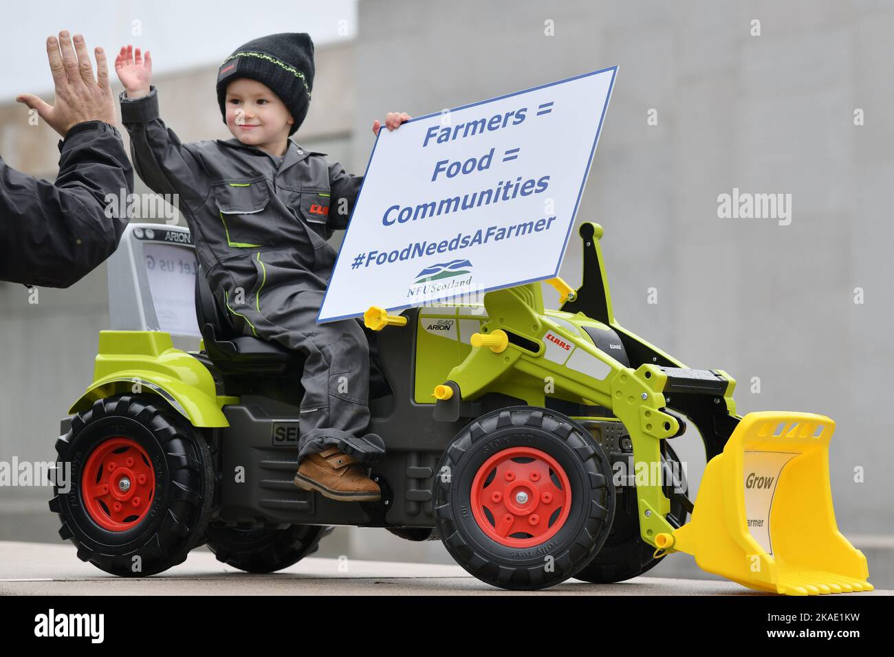 Edimburgo Scozia, Regno Unito 02 novembre 2022. Alex Rennie 3 anni di Aberdeenshire partecipa a un NFU Scotland Rally al di fuori del Parlamento scozzese a sostegno dell'agricoltura, del crotting e della produzione alimentare. Credit sst/alamy live news Foto Stock