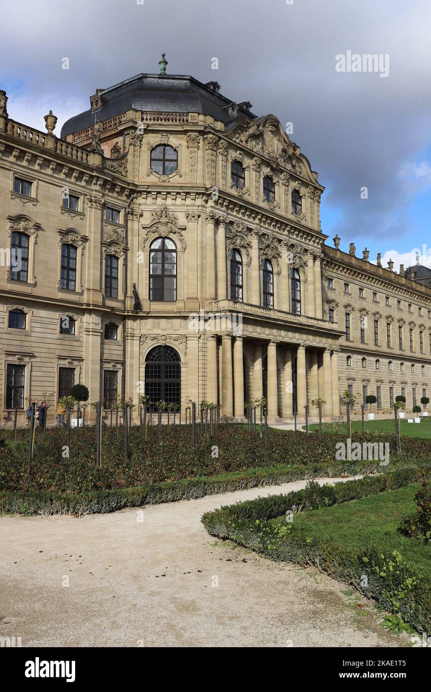 Unesco-Weltkulturerbe Residenz Würzburg, Schloss des Fürstbischofs - Ansicht vom Schlossgarten aus im Oktober Foto Stock