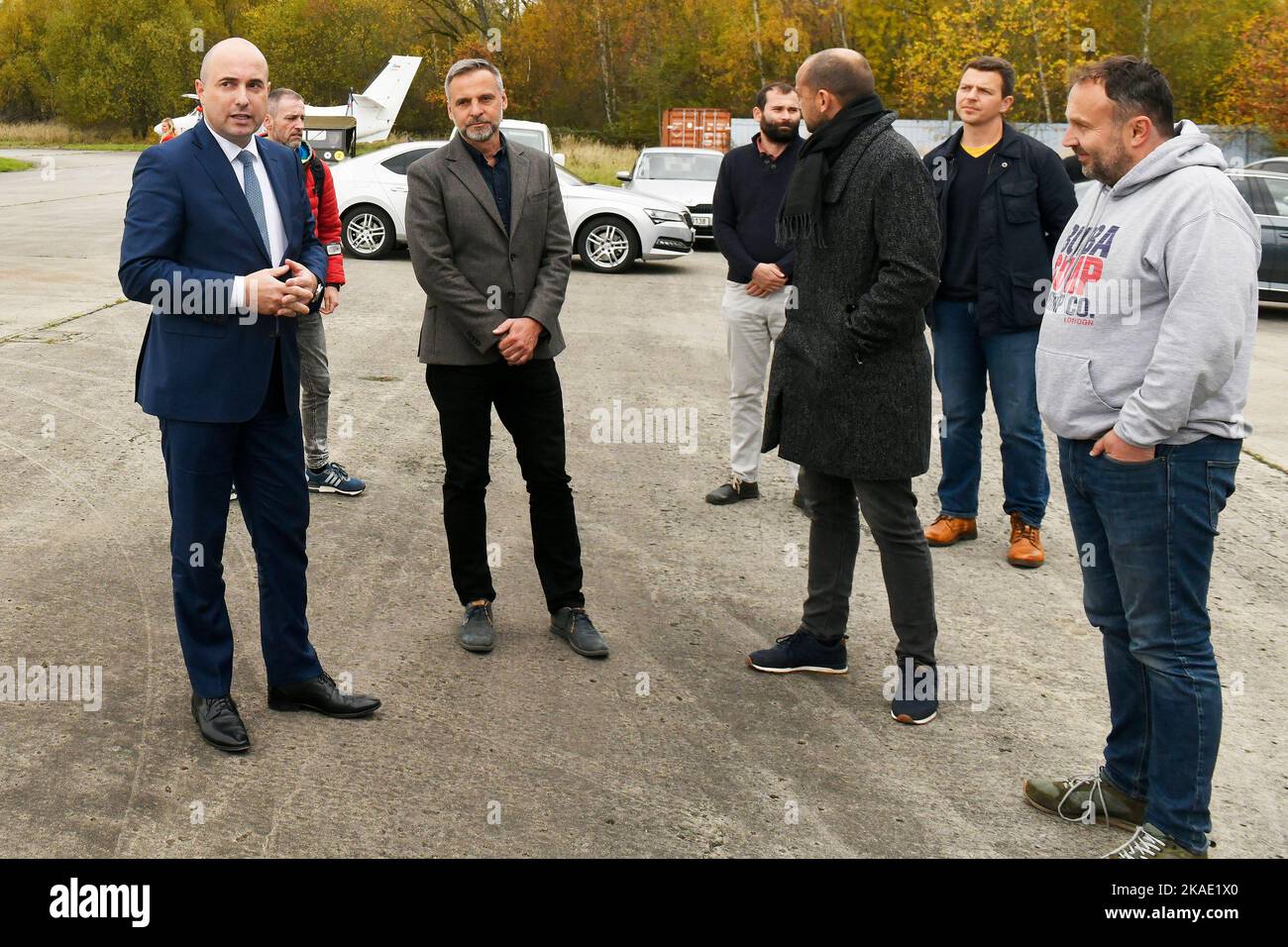 Line, Repubblica Ceca. 02nd Nov 2022. Sindaco di Pilsen Roman Zarzycky, a sinistra, frequenta l'aeroporto di linea nella regione di Pilsen, Repubblica Ceca, 2 novembre 2022. Il governo ceco commissionerà uno studio sui possibili impatti della costruzione della centrale di batterie per auto elettriche del gruppo Volkswagen, un gigafactory, in linea vicino a Plzen, nella zona circostante. Credit: Miroslav Chaloupka/CTK Photo/Alamy Live News Foto Stock