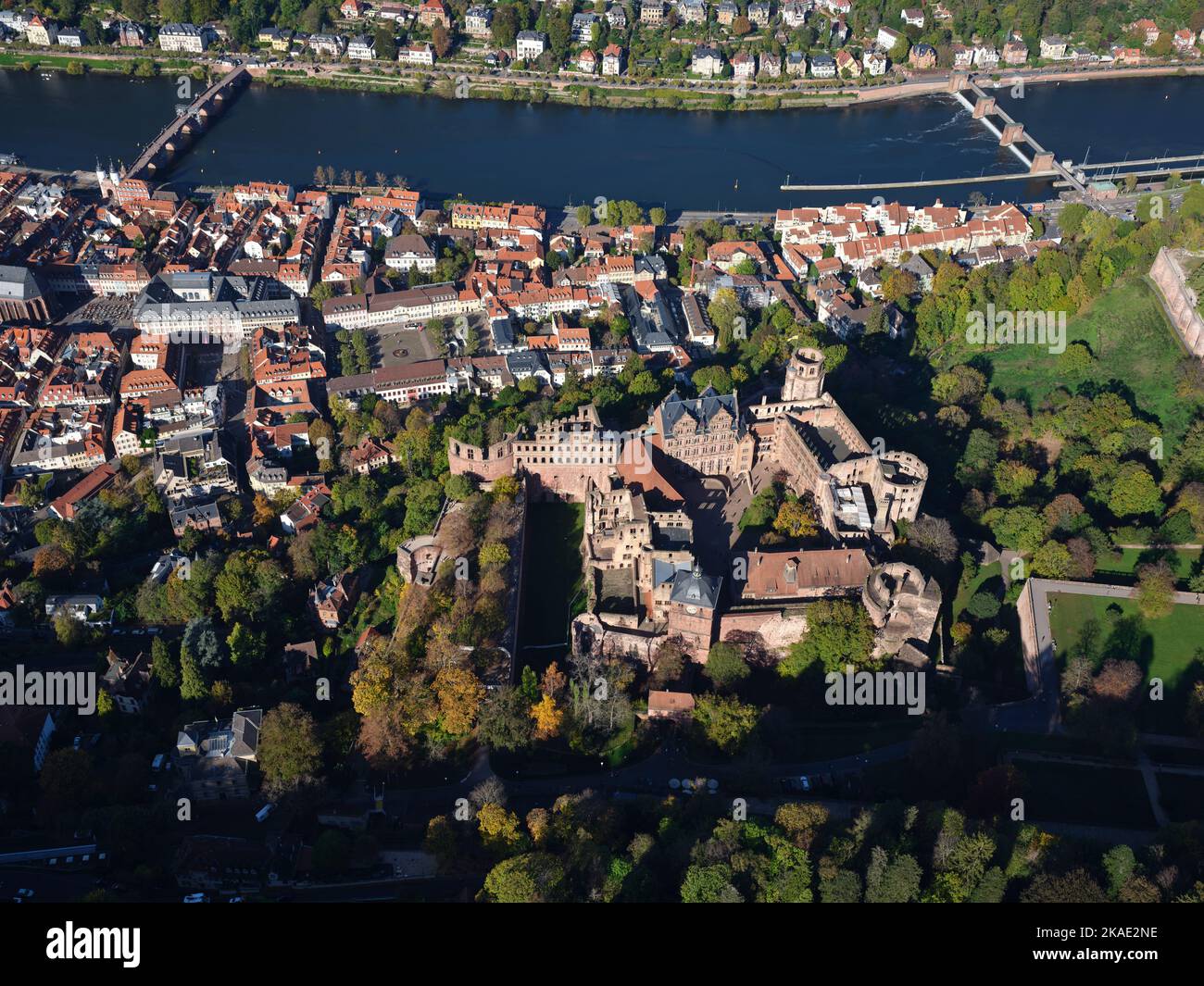 VISTA AEREA. Il Castello di Heidelberg si affaccia sul centro storico (Altstadt) e sul fiume Neckar. Baden-Württemberg, Germania. Foto Stock
