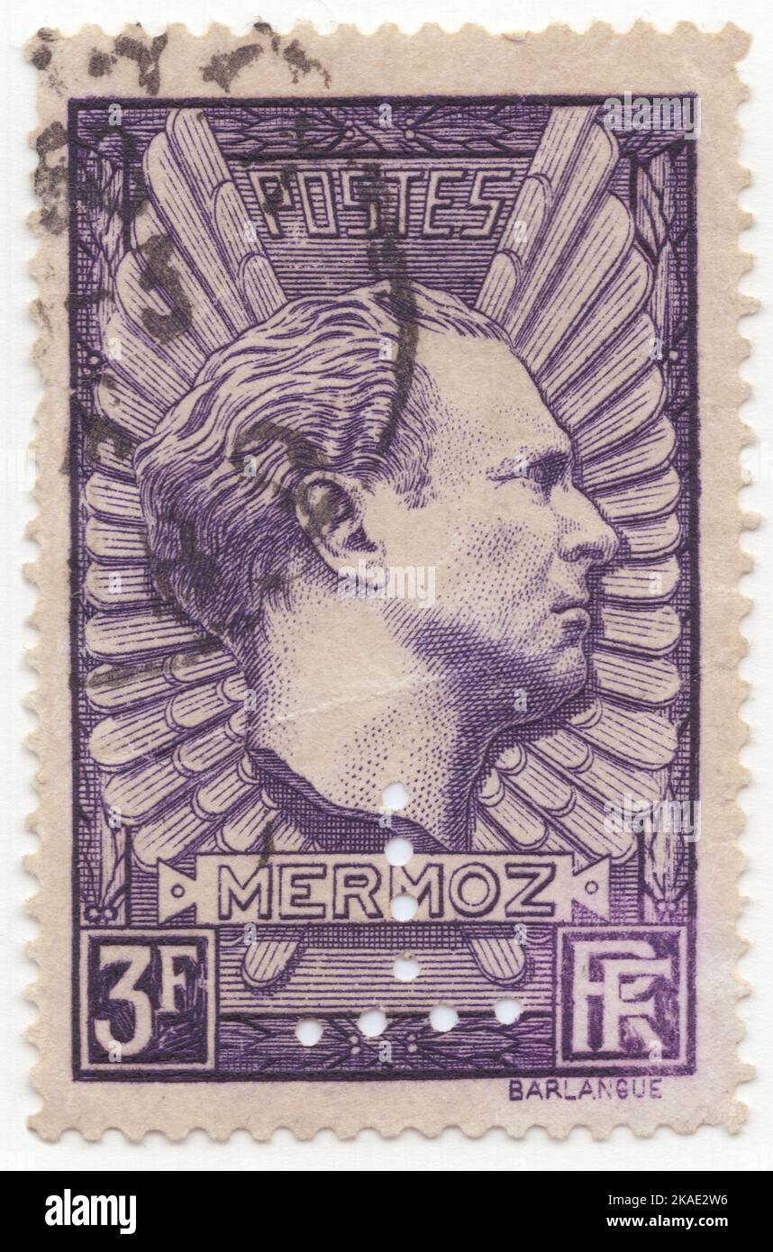 FRANCIA - 1937 aprile 22: Un francobollo scuro-violetto da 3 franchi raffigurante il Memoriale di Mermoz. Jean Mermoz (1901-1936) è stato un aviatore francese, visto come un eroe da altri piloti come Saint-Exupery, e nella sua Francia natale, dove molte scuole portano il suo nome. In Brasile, è anche riconosciuto come aviatore pioniere Foto Stock