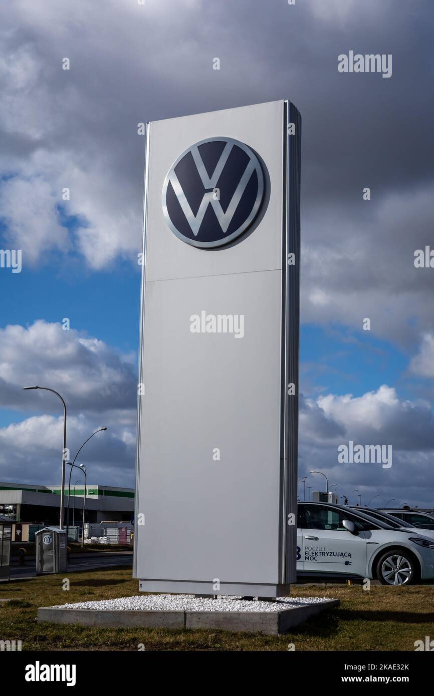 Wroclaw, Polonia - 19 febbraio 2022: Closeup di una colonna con un emblema della società del Gruppo Volkswagen. Niente persone, cielo nuvoloso. Foto Stock