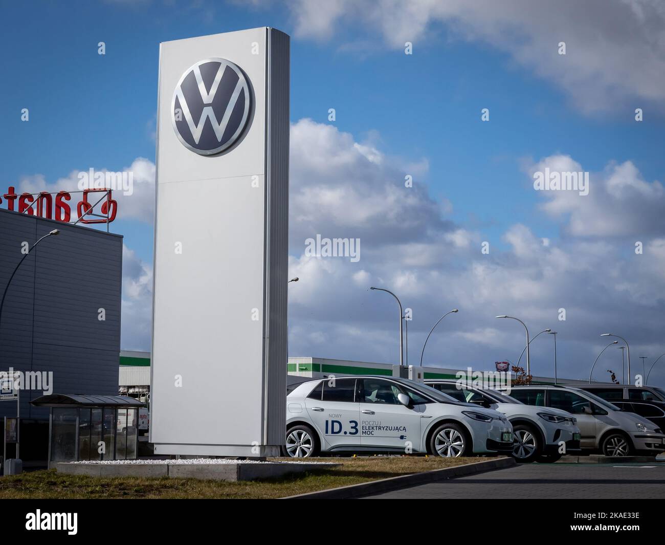 Wroclaw, Polonia - 19 febbraio 2022: Closeup di una colonna con un emblema della società del Gruppo Volkswagen. Niente persone, cielo nuvoloso. Foto Stock
