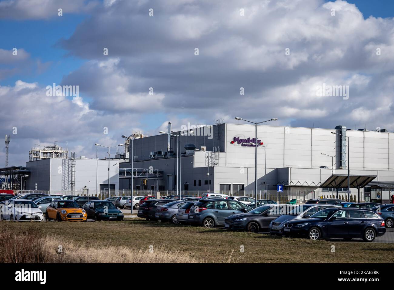 Wroclaw, Polonia - 19 febbraio 2022: Mondelez International food Company, auto parcheggiate di fronte all'edificio. Foto Stock