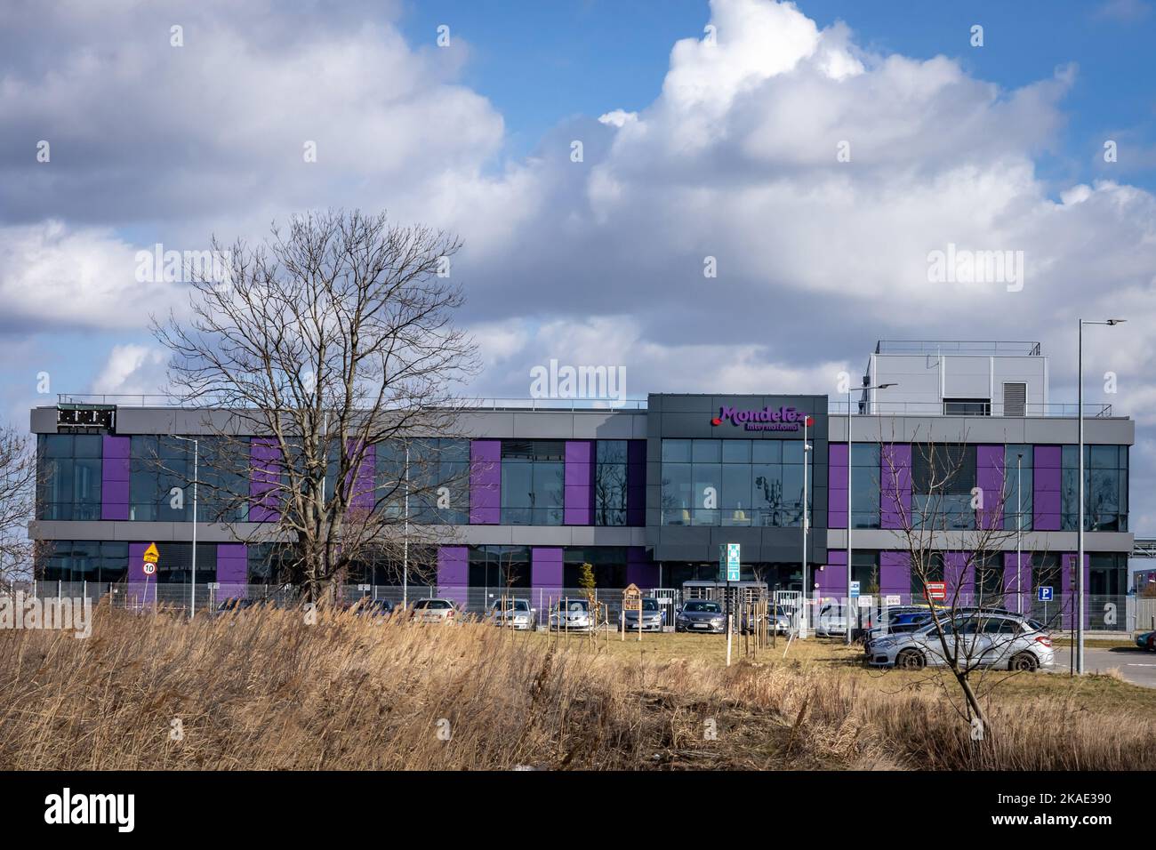 Wroclaw, Polonia - 19 febbraio 2022: Mondelez International food Company, auto parcheggiate di fronte all'edificio. Foto Stock
