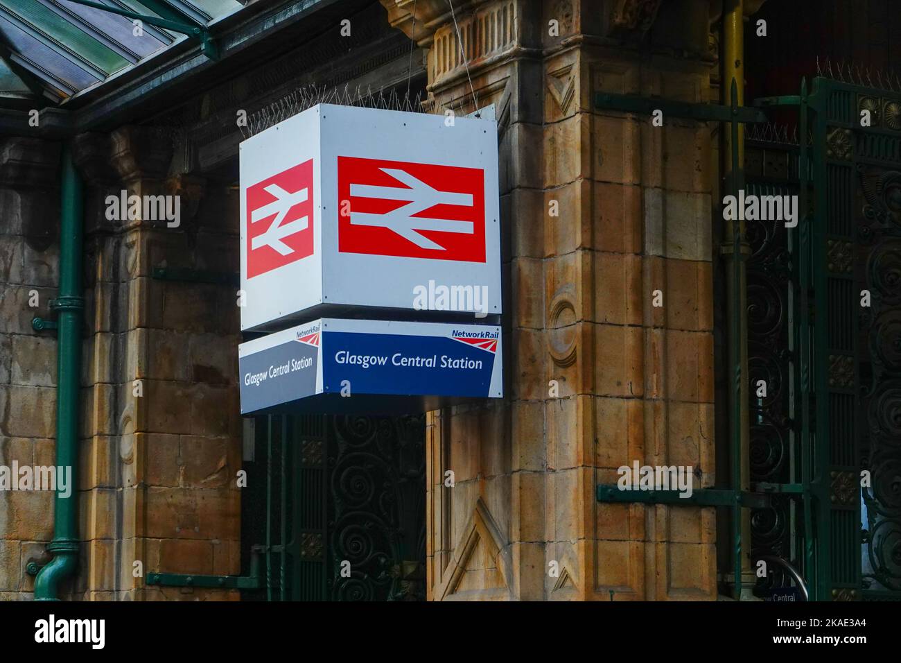 Cartello con la doppia freccia della National Rail, logo, fuori dalla stazione centrale di Glasgow all'ingresso di Gordon Street, Scozia. Foto Stock