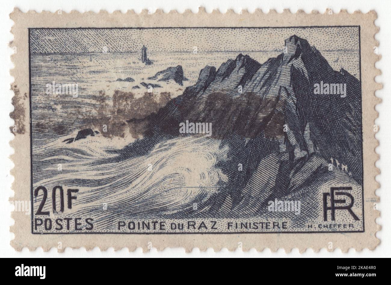 FRANCIA - 1946: Un francobollo grigio ardesia da 20 franchi raffigurante Pointe du Raz, Finistere. La Pointe du Raz è un promontorio che si estende nell'Atlantico dalla Bretagna occidentale, in Francia. Pointe du Raz il nome bretone locale è Beg ar Raz. È il punto occidentale del comune di Plogoff, Finistère. Pointe du Raz visto da Spot satellite. Prende il nome dal Raz de Sein, il pericoloso tratto d'acqua che lo separa dall'isola di Sein (Enez Sun in Breton). E' un luogo drammatico di onde e venti forti Foto Stock