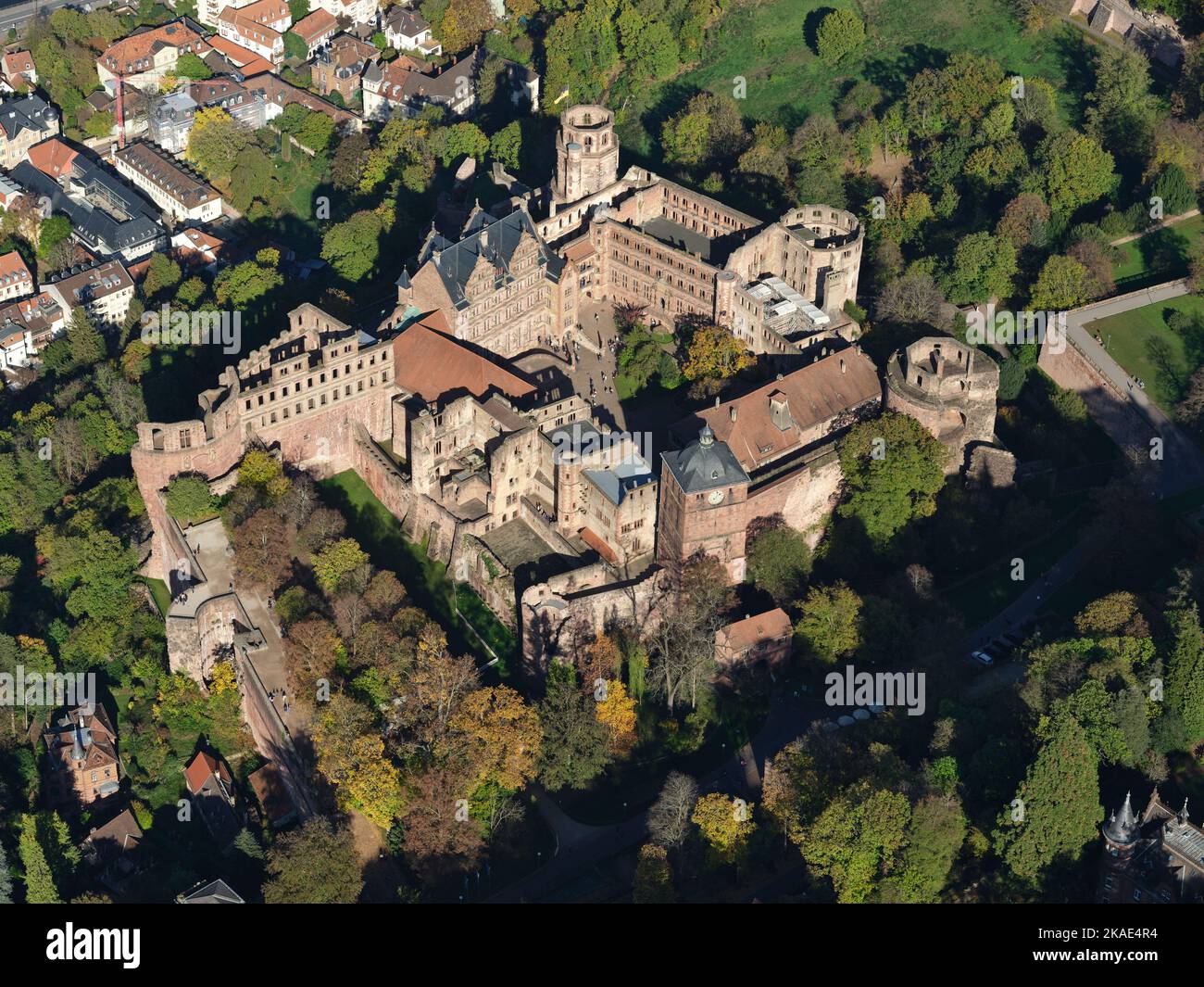 VISTA AEREA. Il Castello di Heidelberg. Baden-Württemberg, Germania. Foto Stock