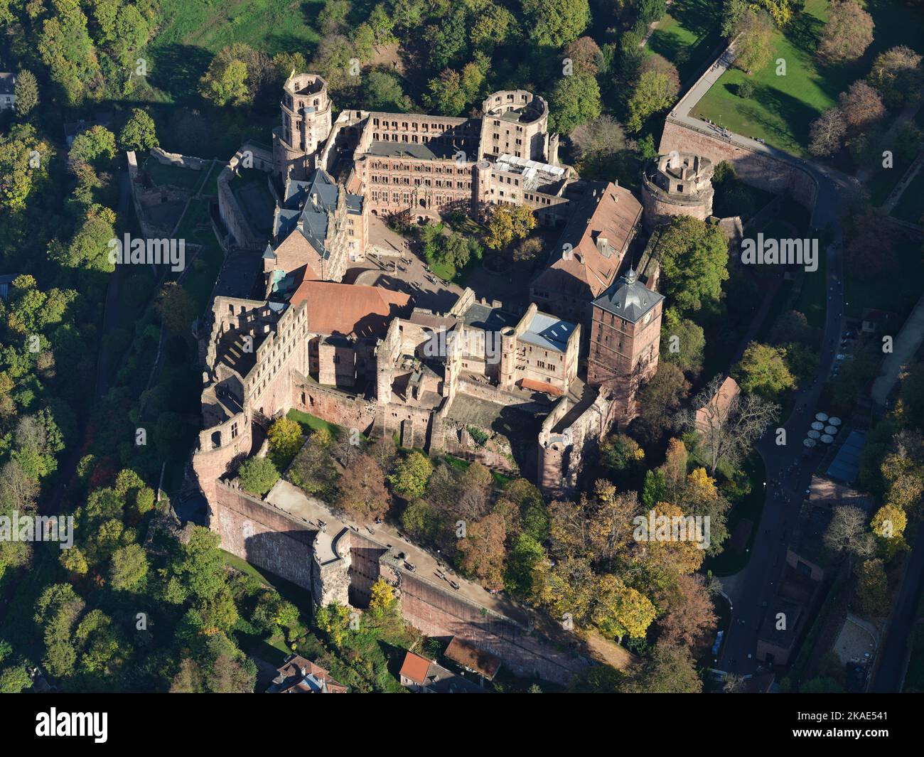 VISTA AEREA. Il Castello di Heidelberg. Baden-Württemberg, Germania. Foto Stock