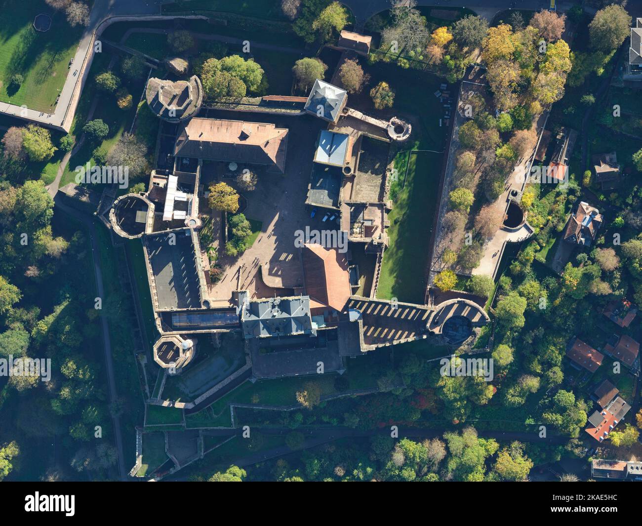 VISTA DALL'ALTO VERTICALE. Il Castello di Heidelberg. Baden-Württemberg, Germania. Foto Stock