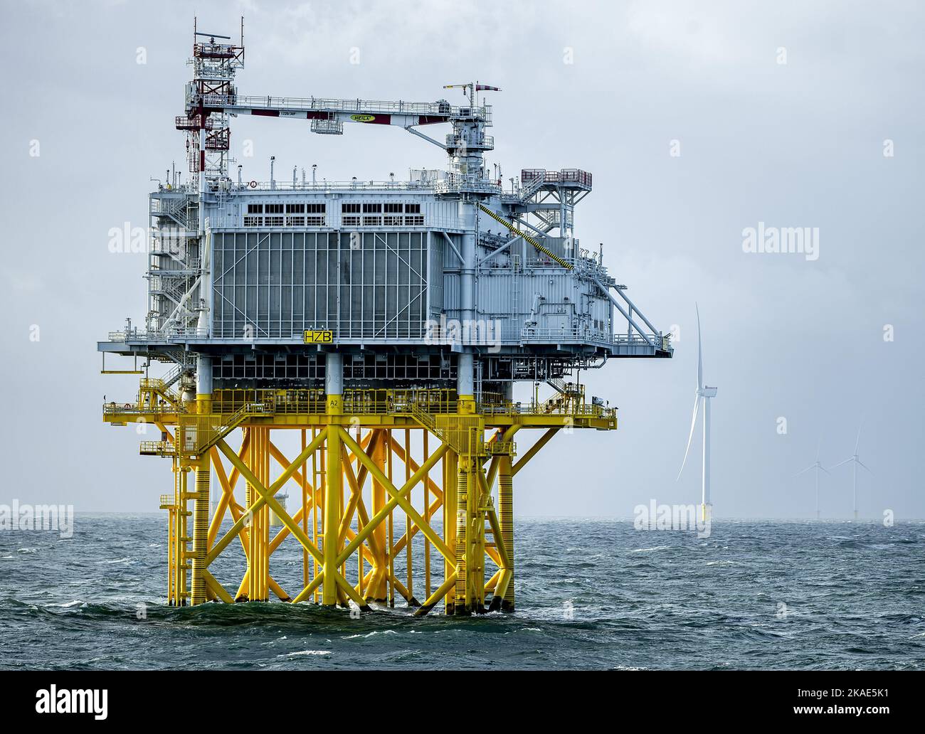 2022-11-02 16:11:33:19 MARE DEL NORD - la piattaforma di energia della Hollandse Kust Zuid Wind Farm nel Mare del Nord. L'elettricità viene generata dal vento e dal sole sulla piattaforma, che viene poi utilizzata a terra per generare idrogeno. ANP REMKO DE WAAL olanda fuori - belgio fuori Foto Stock