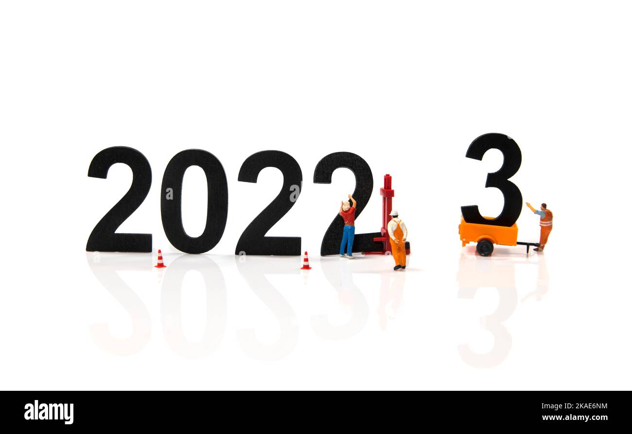 il nuovo anno 2023 e la rimozione del vecchio 2022 Foto Stock
