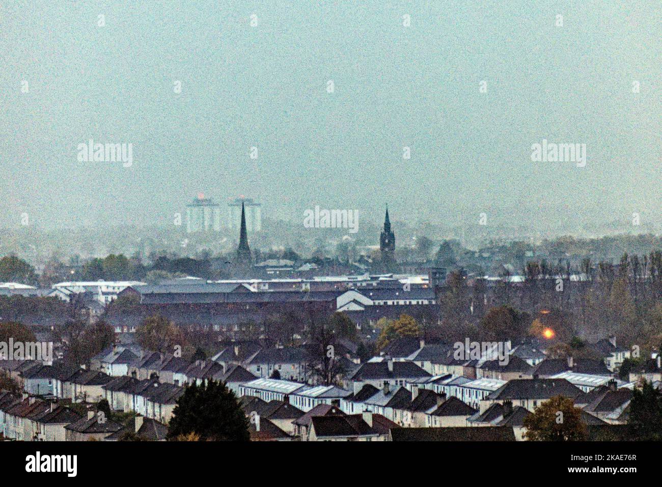 Glasgow, Scozia, Regno Unito 2nd novembre 2022. UK Weather: Wet and Windy come vediamo Storm Claudio nel nord della città come si concatena in sopra paisley e Ayrshire e paisley scompare sotto un velo di pioggia. Credit Gerard Ferry/Alamy Live News Foto Stock
