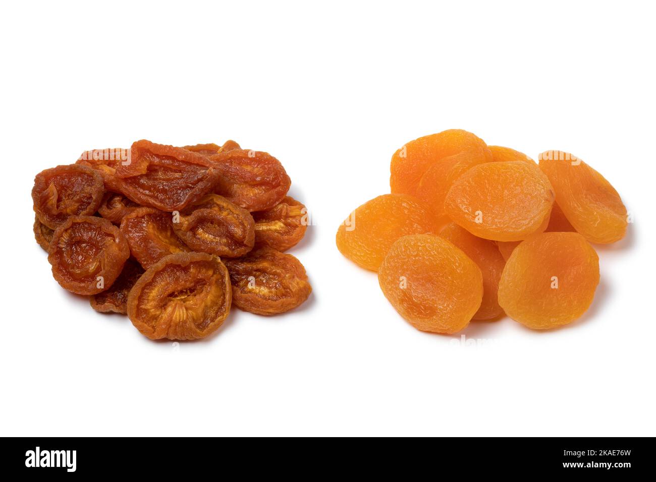 Mucchio di albicocche secche dolci e acre isolate su fondo bianco primo piano Foto Stock