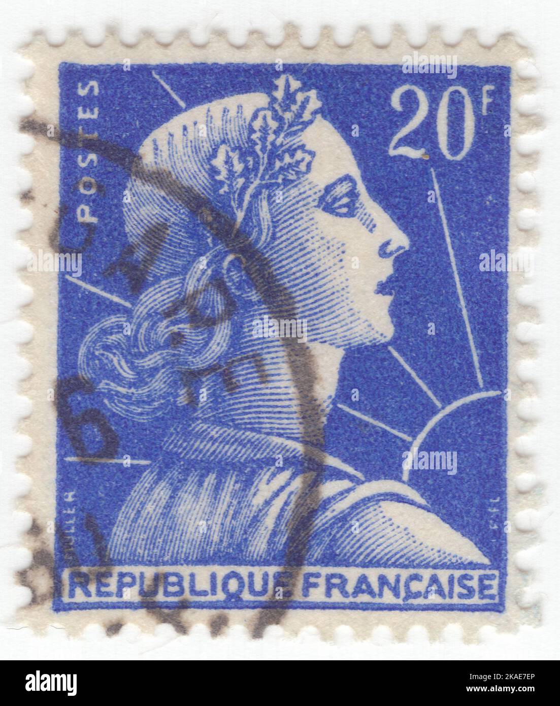 FRANCIA - 1957: Vermiglio ultramarino di 20 franchi raffigurante Marianne - personificazione nazionale della Repubblica francese dopo la Rivoluzione francese, come personificazione della libertà, dell'uguaglianza, della fraternità e della ragione, nonché come rappresentazione della Dea della libertà. È raffigurata nel Trionfo della Repubblica, una scultura in bronzo che domina Place de la Nation a Parigi. Come icona nazionale Marianne rappresenta l'opposizione alla monarchia e al campionato di libertà e democrazia contro ogni forma di oppressione. Marianne indossava anche una cockade e una berretto frigio rosso Foto Stock