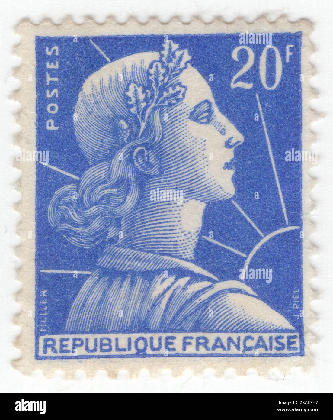 FRANCIA - 1957: Vermiglio ultramarino di 20 franchi raffigurante Marianne - personificazione nazionale della Repubblica francese dopo la Rivoluzione francese, come personificazione della libertà, dell'uguaglianza, della fraternità e della ragione, nonché come rappresentazione della Dea della libertà. È raffigurata nel Trionfo della Repubblica, una scultura in bronzo che domina Place de la Nation a Parigi. Come icona nazionale Marianne rappresenta l'opposizione alla monarchia e al campionato di libertà e democrazia contro ogni forma di oppressione. Marianne indossava anche una cockade e una berretto frigio rosso Foto Stock