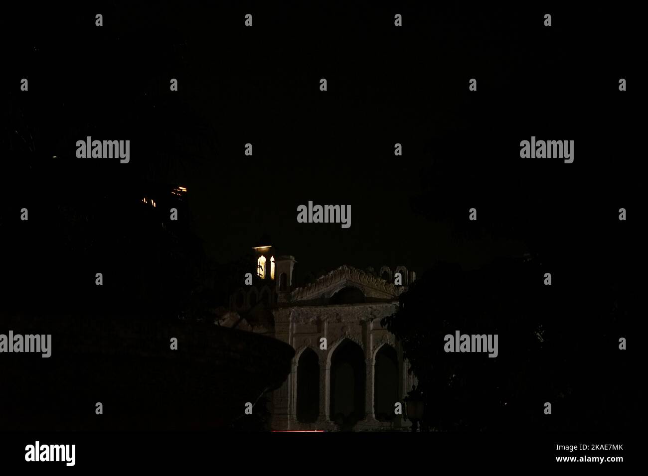 Un edificio infestato realizzato in stile europeo come il Pantheon di Roma in Italia di notte. Foto Stock