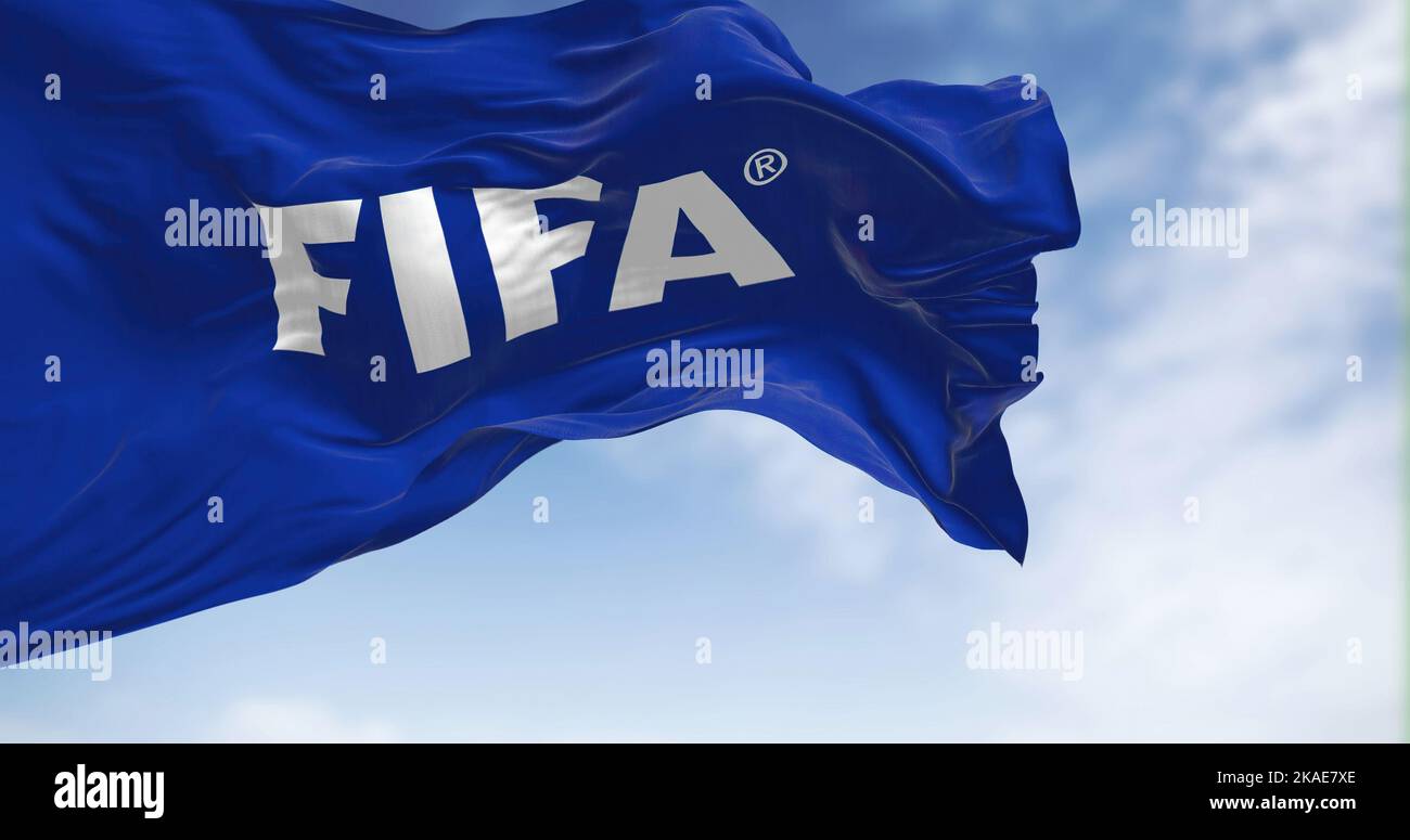 Zurigo, CH, ottobre 2022: Primo piano della bandiera FIFA che sventola nel vento. FIFA è un organo internazionale di governo di associazione di calcio, spiaggia fo Foto Stock