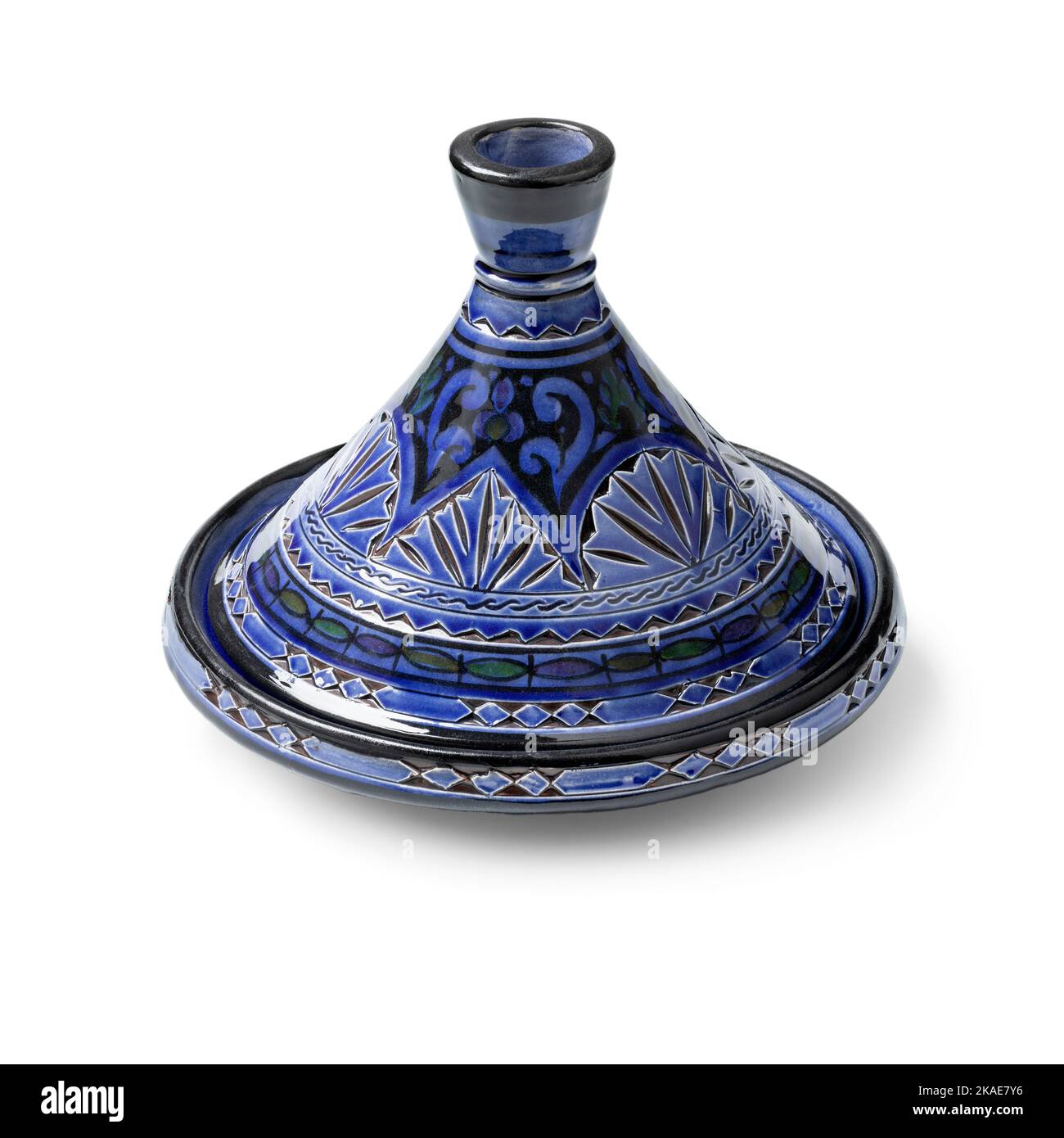 Tajine tradizionale o tagine, un pentola di cottura in ceramica del Nord Africa isolata su sfondo bianco Foto Stock