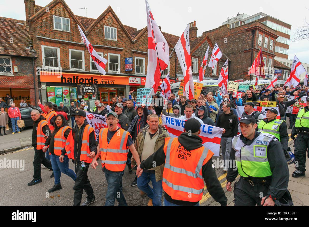 Sostenitori della manifestazione della English Defence League, High Wycombe, Regno Unito. 16 aprile 2016. Anti-immigrazione. Foto Stock
