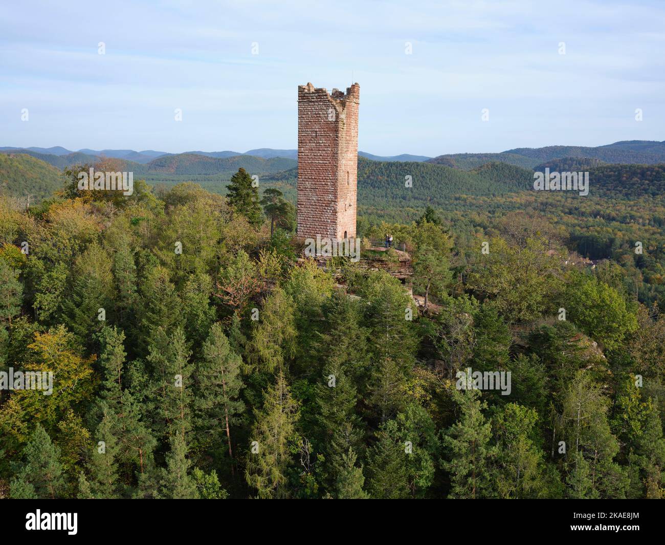 VISTA AEREA. Rovine del Castello di Waldeck. Éguelshardt, Mosella, Grand Est, Francia. Foto Stock