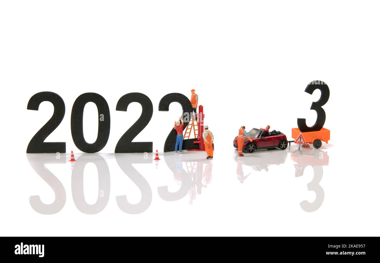 il nuovo anno 2023 e la rimozione del vecchio 2022 Foto Stock