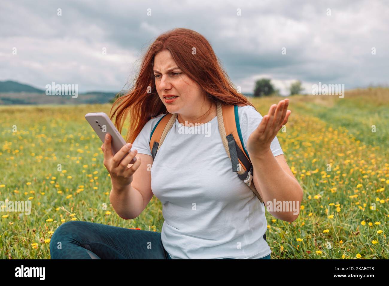 Nessun collegamento sulla montagna. Alla ricerca di una connessione mobile nella natura selvaggia in vacanza. Una giornata perfetta all'aperto. Nessuna comunicazione Foto Stock